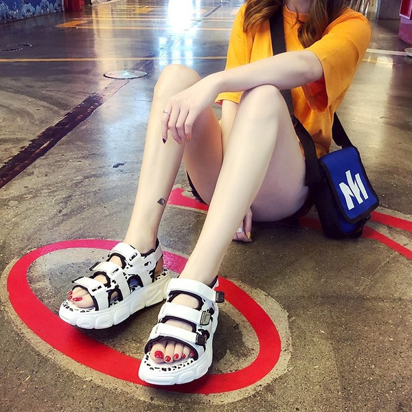 Női szandál fehér és fekete színben, leopárd mintával