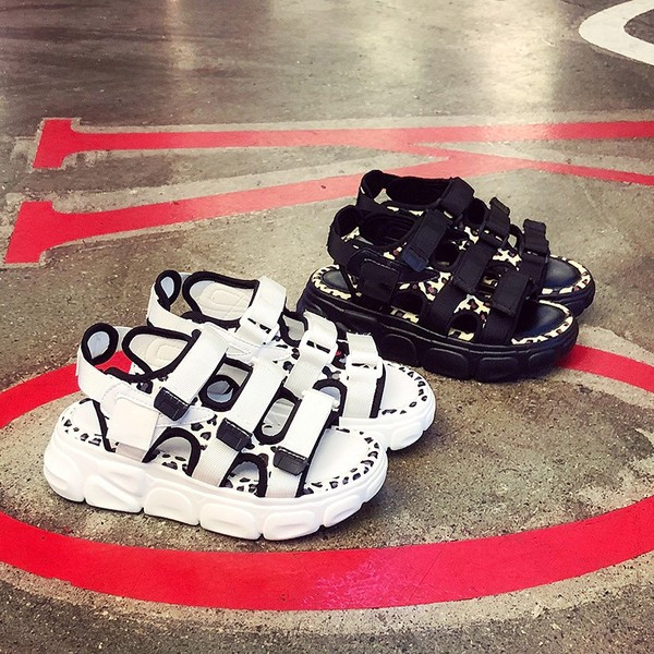 Női szandál fehér és fekete színben, leopárd mintával