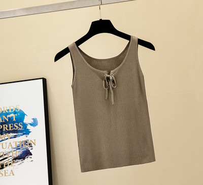 Stílusos női felső, széles pántokkal és nyakkendőkkel, többféle színben