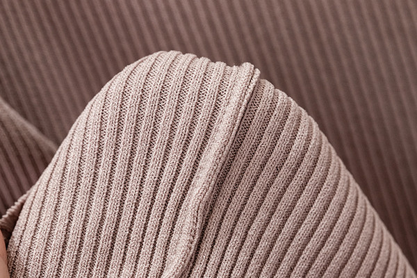 Stílusos női felső, széles pántokkal és nyakkendőkkel, többféle színben