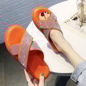 Hétköznapi női papucs kövekkel, különböző színekben