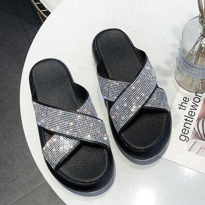 Hétköznapi női papucs kövekkel, különböző színekben