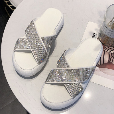 Hétköznapi női papucs kövekkel, különböző színekben