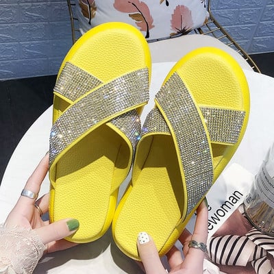 Hétköznapi női papucs kövekkel, különböző színekben