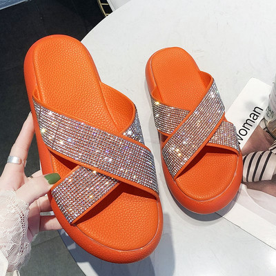 Hétköznapi női papucs kövekkel, különböző színekben