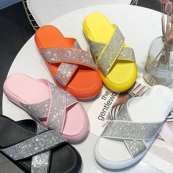 Hétköznapi női papucs kövekkel, különböző színekben