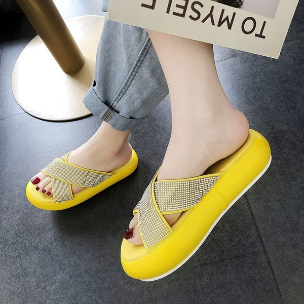 Hétköznapi női papucs kövekkel, különböző színekben