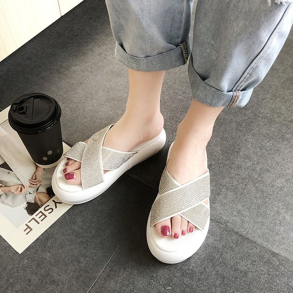 Hétköznapi női papucs kövekkel, különböző színekben