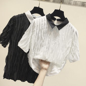 Stílusos női blúz rövid ujjal és gallérral fekete-fehér színben