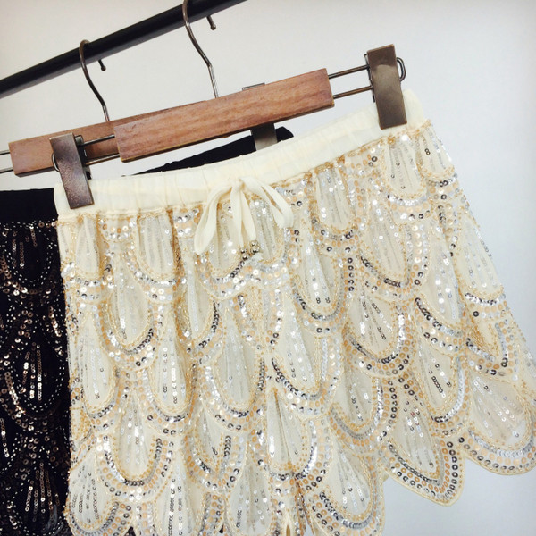 Női rövidnadrág flitterekkel, két színben