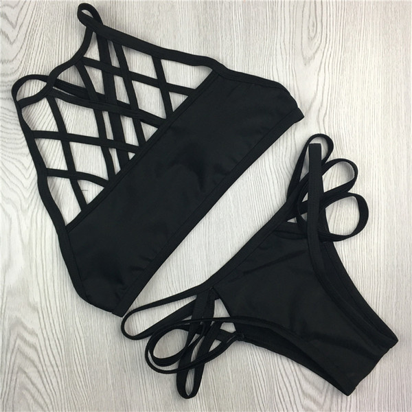 Kétrészes női fürdőruha és keresztes nyakkendő