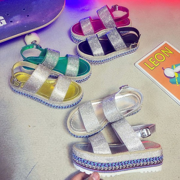 Aktuális női szandál emelvényes és kövekkel több színben