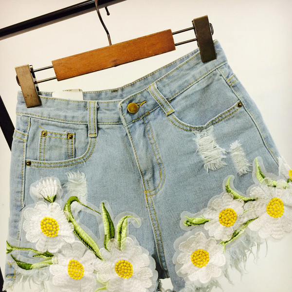 Blugi scurti moderni de dama cu broderii si flori