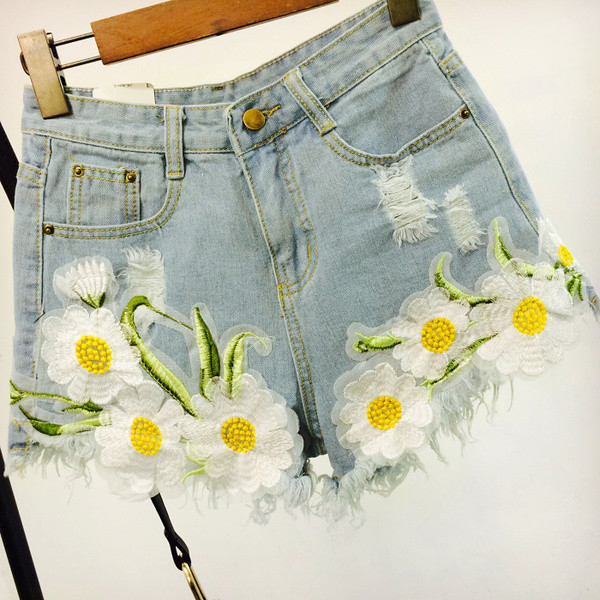 Blugi scurti moderni de dama cu broderii si flori