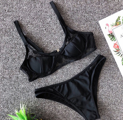 Modern fürdőruha átlátszó elemekkel, fekete-fehérben