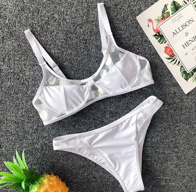 Modern fürdőruha átlátszó elemekkel, fekete-fehérben