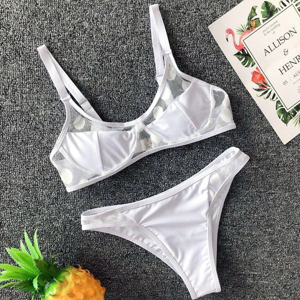 Modern fürdőruha átlátszó elemekkel, fekete-fehérben