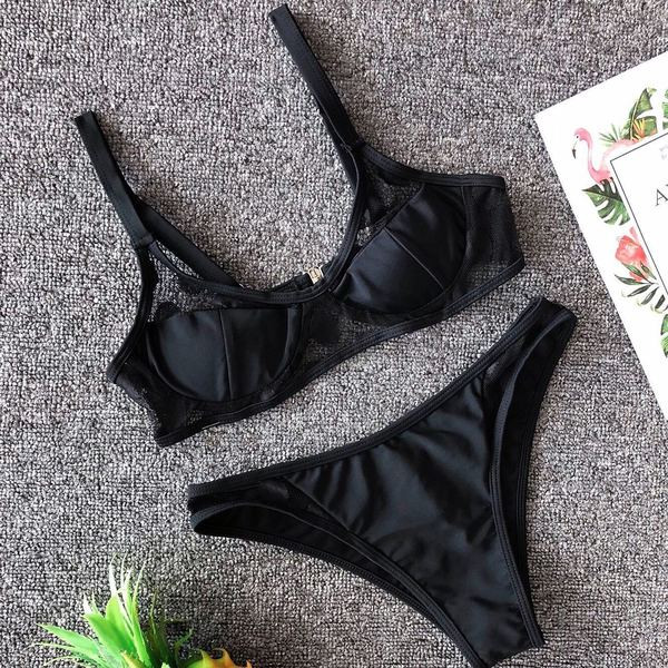 Modern fürdőruha átlátszó elemekkel, fekete-fehérben