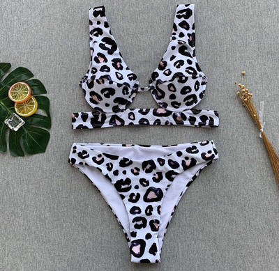 Modern kétrészes fürdőruha fehér színben, leopárd mintával