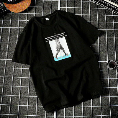 Alkalmi férfi póló három színben rátéttel és feliratokkal