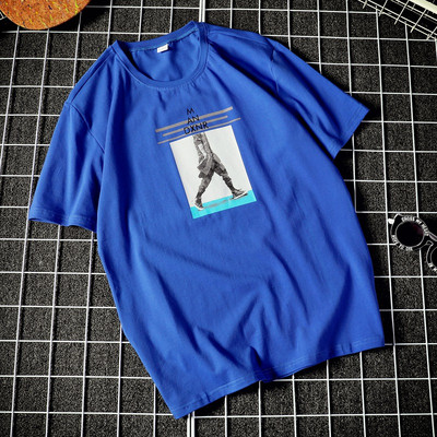 Alkalmi férfi póló három színben rátéttel és feliratokkal