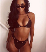 Jelenlegi kétrészes fürdőruha fém elemekkel fekete és lila színben