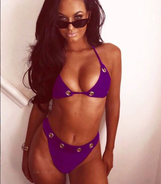 Jelenlegi kétrészes fürdőruha fém elemekkel fekete és lila színben