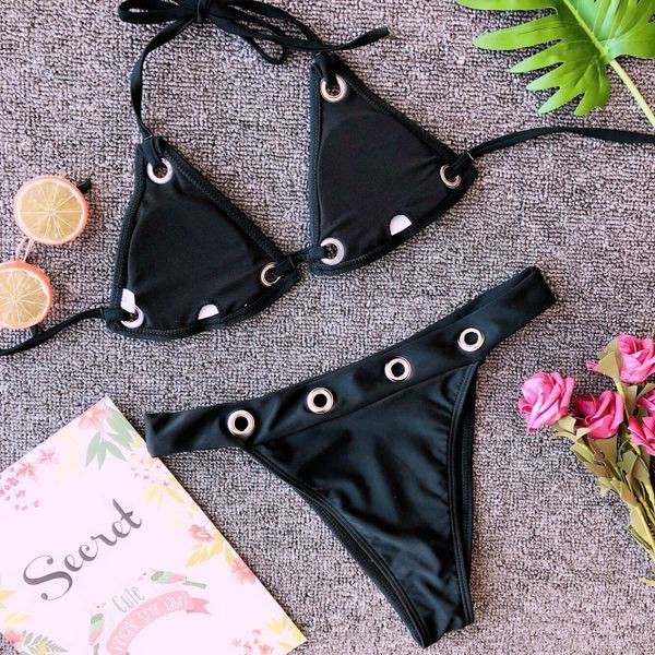 Jelenlegi kétrészes fürdőruha fém elemekkel fekete és lila színben