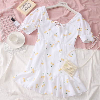 Modern női ruha megkötős, rövid ujjú fehér színben