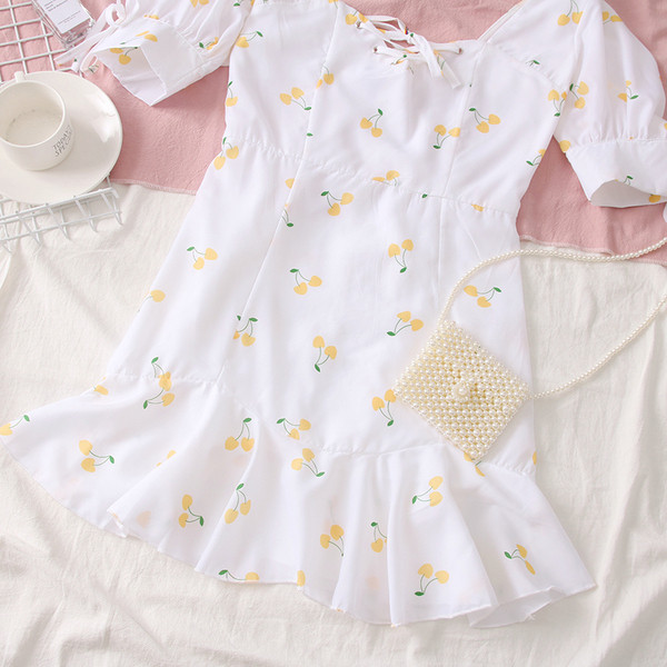 Modern női ruha megkötős, rövid ujjú fehér színben