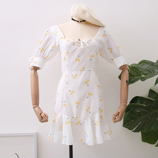 Modern női ruha megkötős, rövid ujjú fehér színben