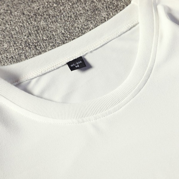 Férfi póló fehér és fekete színben, rátéttel és O-nyakkal