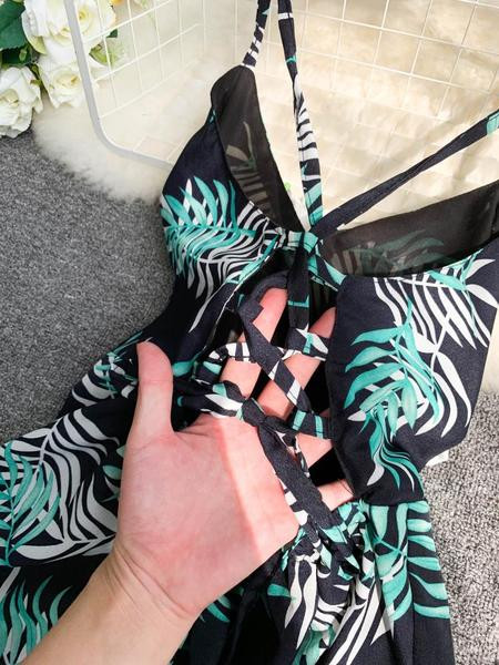 Aktuális női ruha aszimmetrikus modell