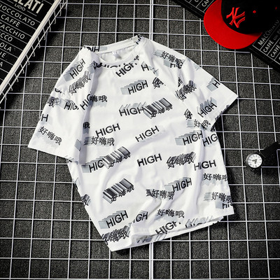 Fekete-fehér modern férfi póló feliratokkal