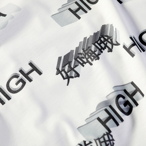 Fekete-fehér modern férfi póló feliratokkal