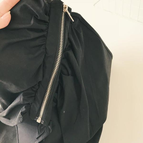 Aktuális női blúz egy ujjal és cipzárral több színben