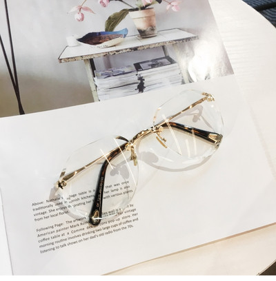 Stílusos női szemüveg több színben