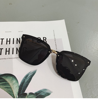 Ochelari moderni de damă pentru vară