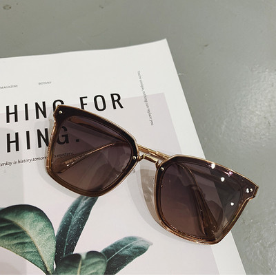 Ochelari moderni de damă pentru vară