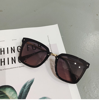 Ochelari moderni de damă pentru vară