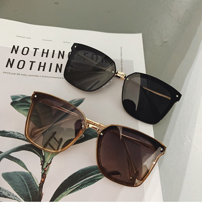 Ochelari moderni de damă pentru vară