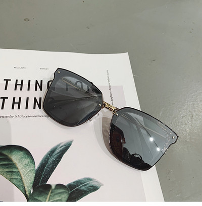 Ochelari moderni de damă pentru vară