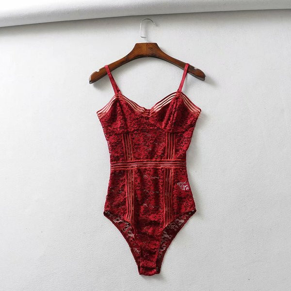 Stílusos női csipke body vékony pántokkal, két színben