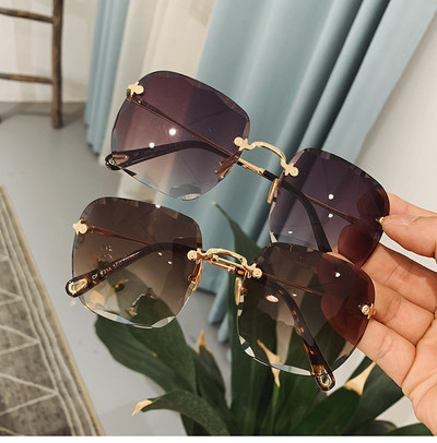 Ochelari moderni de damă pentru vară