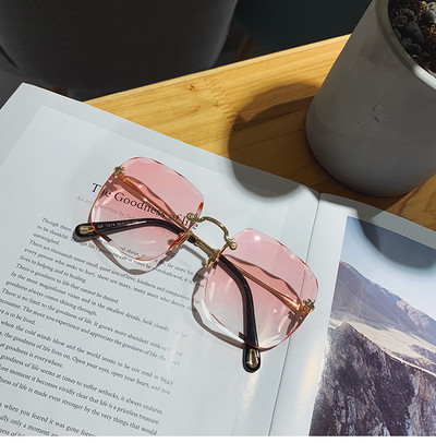 Ochelari moderni de damă pentru vară