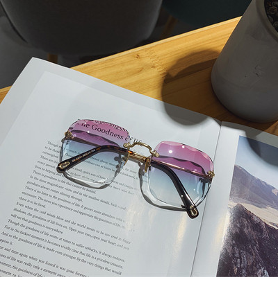 Ochelari moderni de damă pentru vară