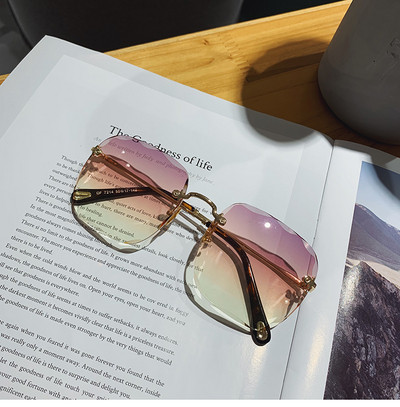 Ochelari moderni de damă pentru vară