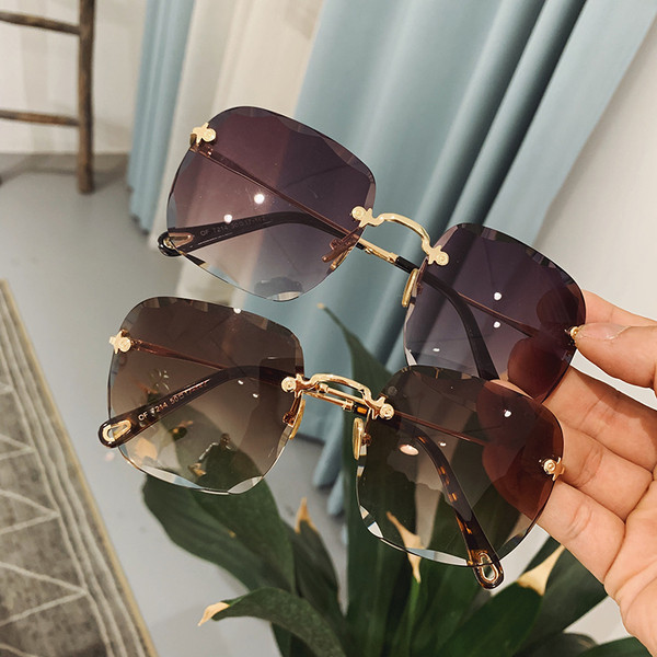 Ochelari moderni de damă pentru vară