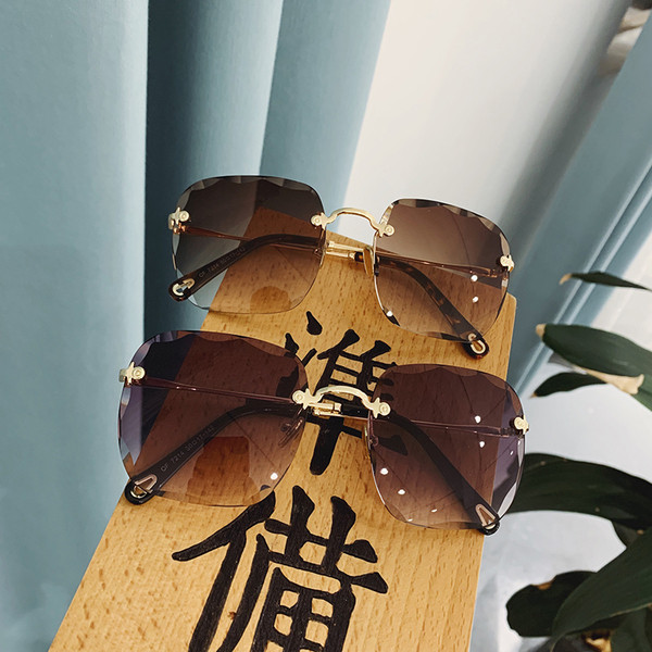 Ochelari moderni de damă pentru vară