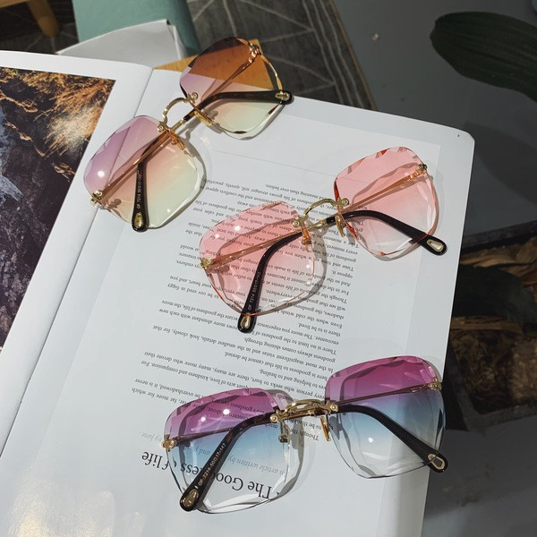 Ochelari moderni de damă pentru vară